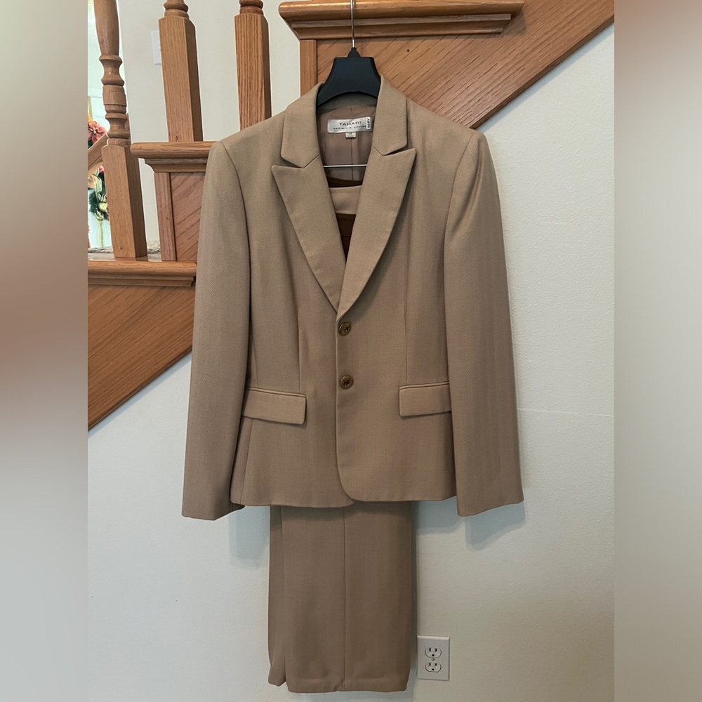 TAHARI Arthur S. Levine 3-piece Suit (10)